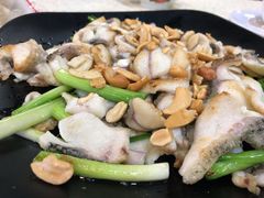 果仁炒生鱼片-禄源公·老莞诚饭店