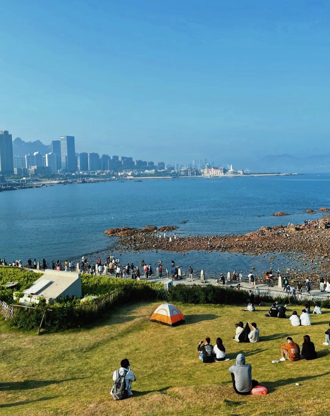 小麦岛因其形状酷似一颗小麦粒而得名,是青岛市的一个重要旅游景点.