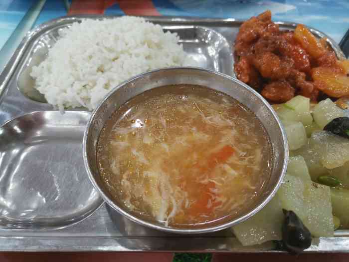 上外生活区食堂-"生活区食堂比校区内的食堂要便宜点,下完课.