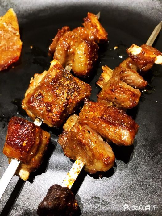 幸福的烤肉烤羊排图片