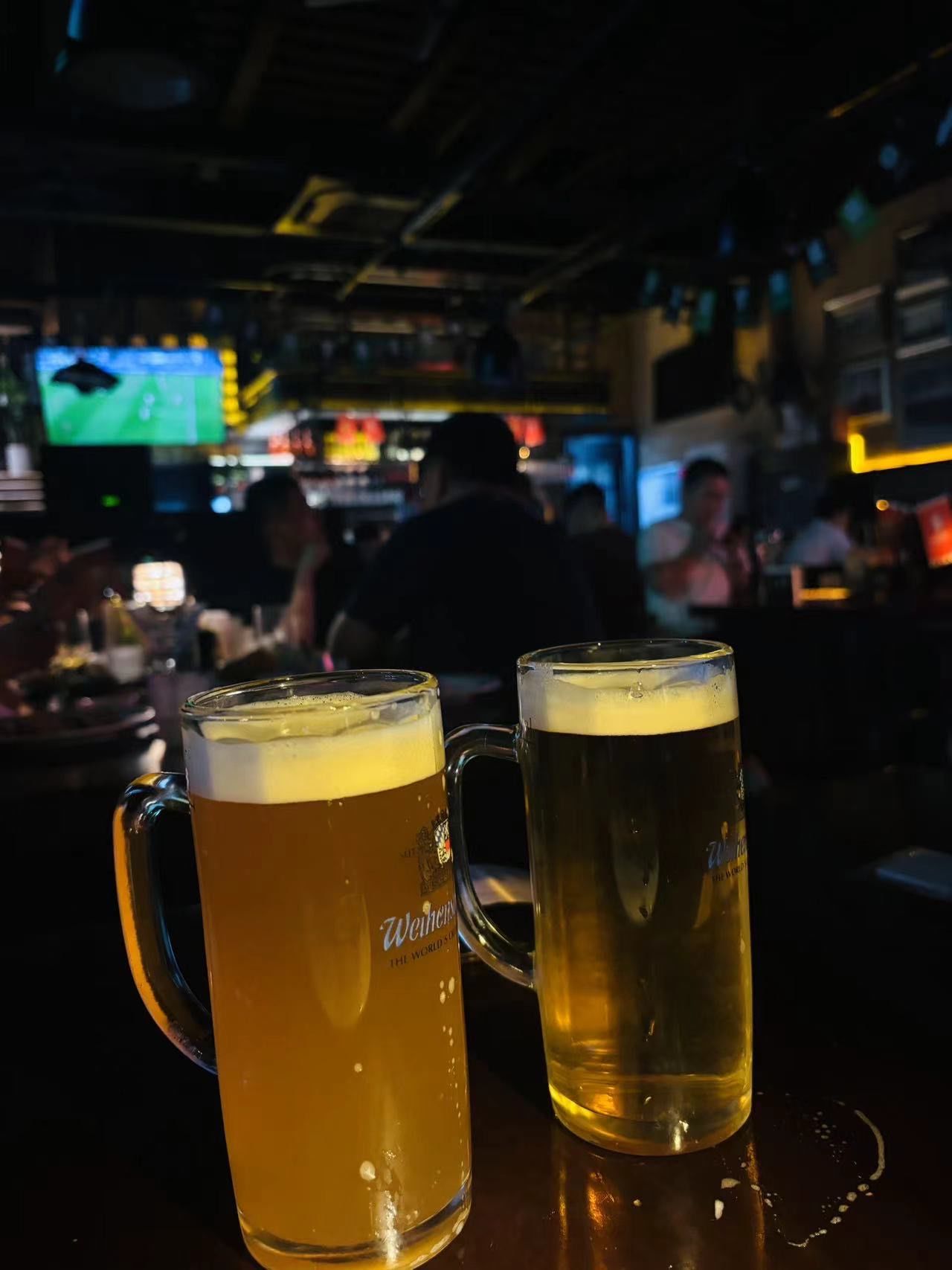 酒好喝,啤酒浓郁.美女很多还好看,甜点好