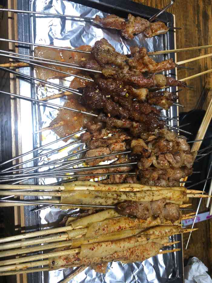 东北小板凳地摊烧烤-"这里的烤肉非常新鲜,味道非常好.我喜欢吃.