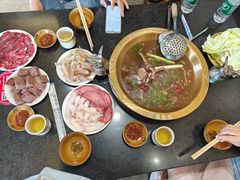 -周老三跷脚牛肉·全牛火锅(非遗传承店)