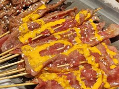-何妹湿辣牛肉·粤式烧烤砂煲(桂雅路店)