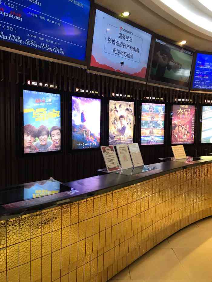 提前来到电影院发现有个书吧可是里面的书比较少打发下时间倒也不错