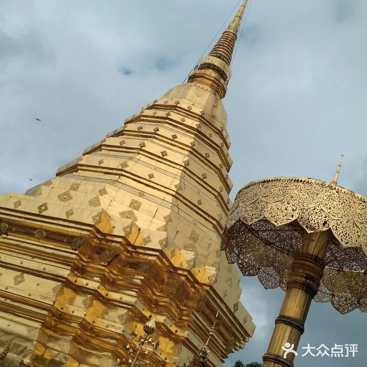 双龙寺在素贴山上面，在清迈的近郊，从清迈北门叫双条车