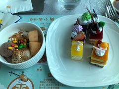 -亚洲国际大酒店·云顶阁旋转自助餐厅
