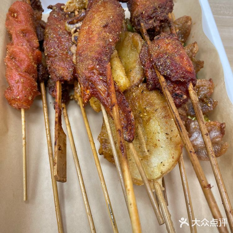 毕竟周末谁会早睡呢半夜饿了就跑下去糖水炸串