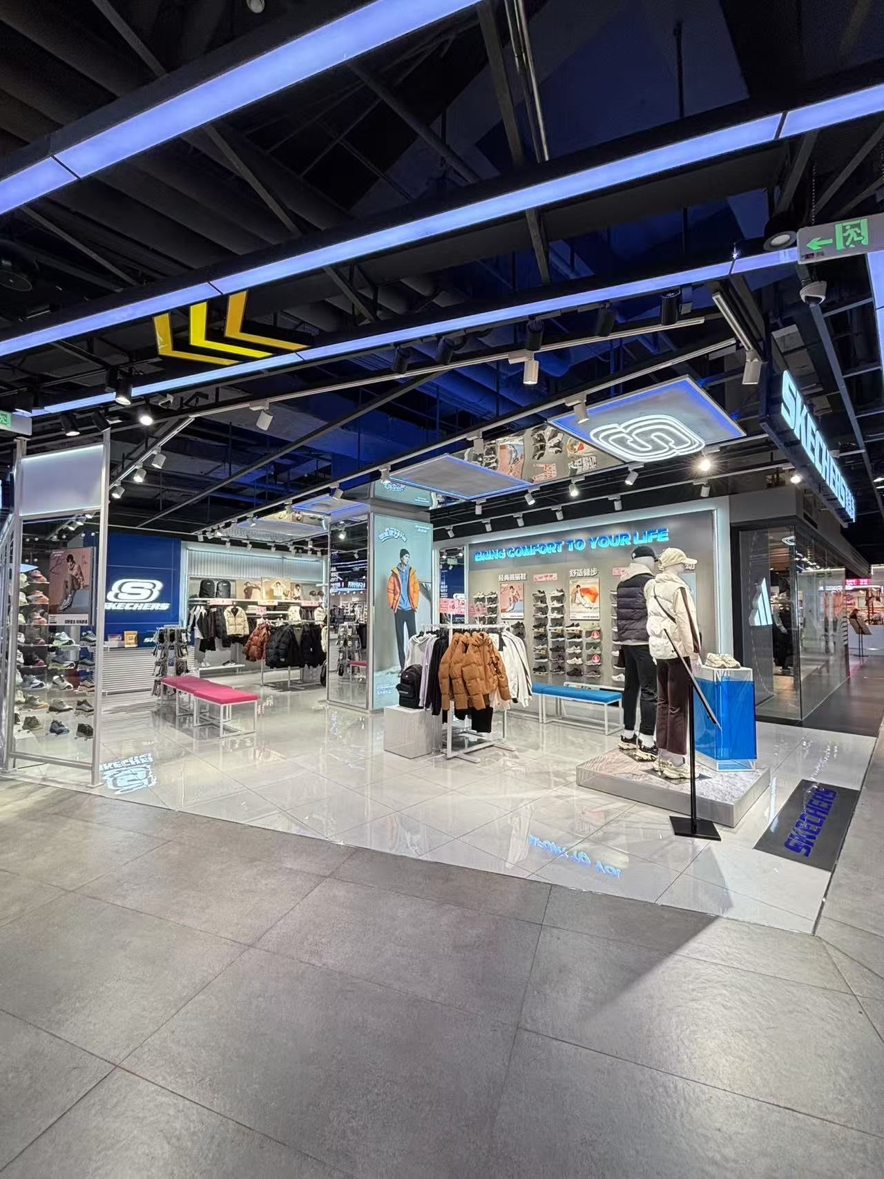 简直是运动爱好者的天堂!店内装潢前卫