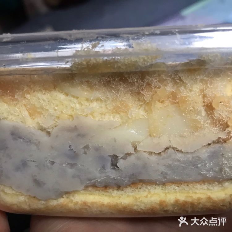 一层芋泥，没有过度添加糖份，芋泥绵密，我最喜欢麻薯