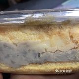 一层芋泥，没有过度添加糖份，芋泥绵密，我最喜欢麻薯