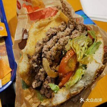 三层牛肉大汉堡份量真的很大，一个人真的吃不完