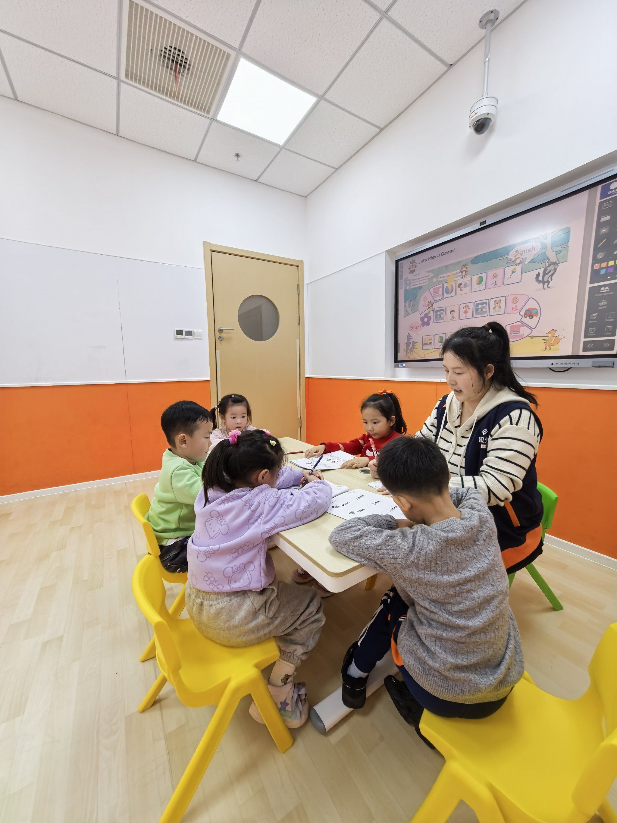 第一阶段的启蒙英语课结束啦,老师给小朋友