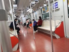 -秀沿路地铁站停车场