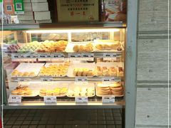 面包甜点陈列柜-美嘉华面包西饼店(红胜坊店)