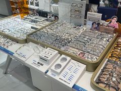 -美式眼镜·授权蔡司.依视路.尼康.豪雅.明月(人民广场店)