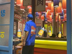 帮忙烤肉的小哥-姜胖胖首尔自助烤肉·蒸汽海鲜大排档(国瑞中心店)