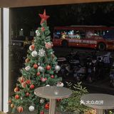 现在三店开到航洋后面凤翔路上啦，面包都是每天新鲜出炉滴