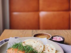 烟熏三文鱼配烤饺子皮及芥末籽酱-BOR Eatery(安福路店)