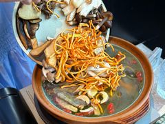 -饱嗝·小炒云南菜·见手青乌鸡汤锅(来凤街国创园店)