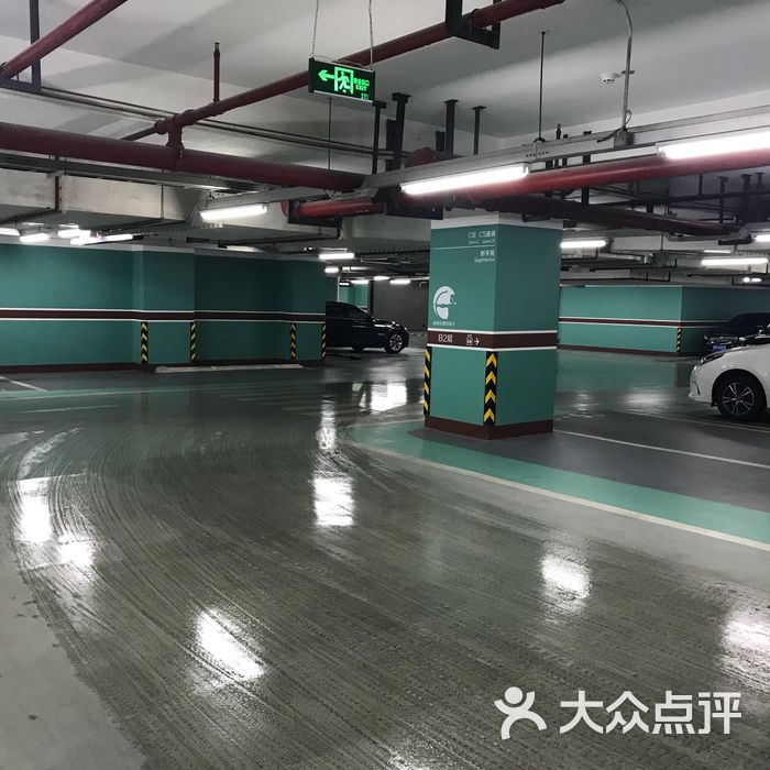 中街大悦城停车场图片