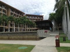 向沙滩走回拍酒店-三亚亚龙湾红树林度假酒店