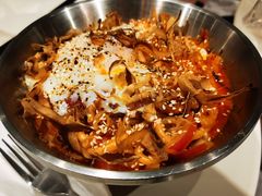 泡菜肥牛炒乌冬配温泉蛋-猫儿山۰猫主题餐厅