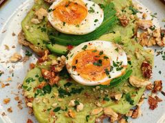 牛油果煮蛋吐司-RAC BAR(安福路店)