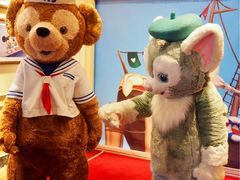 -小镇影院迪士尼小熊Duffy与他的朋友合影地