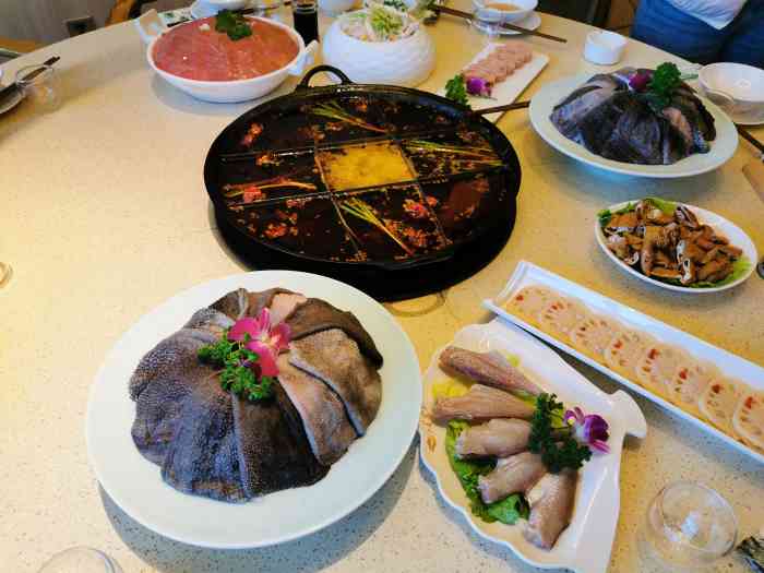 千里宴火锅(颐和小镇店)-"位置还比较好找 停车也比较方便 第一眼感.