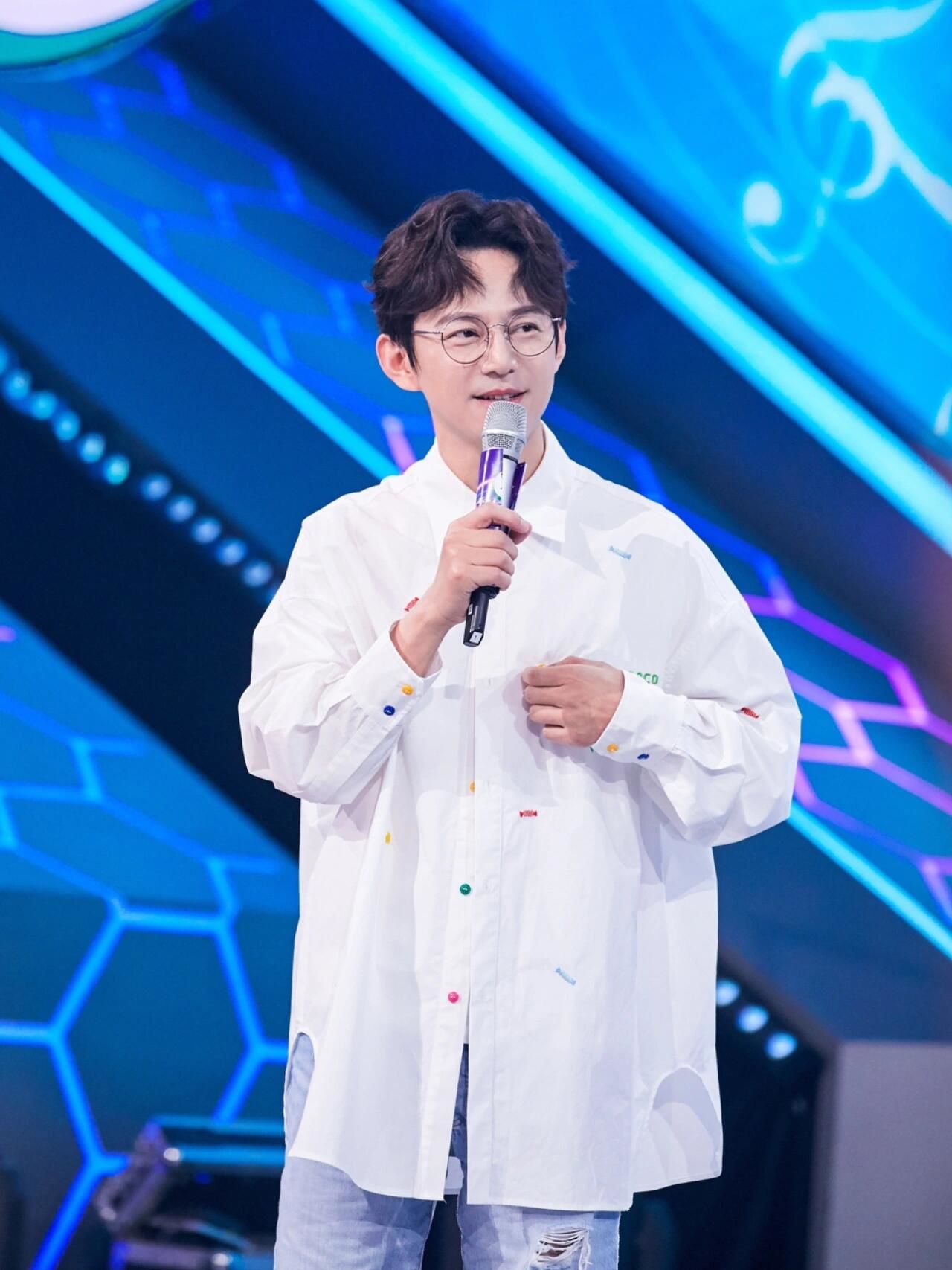 何炅老师:用语言点亮舞台,用魅力征服观众!