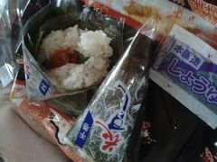 晚上6:00左右，新鲜的产品就开始打折，5个手卷，8折后398日元！-ライフ(落合南長崎駅前店)