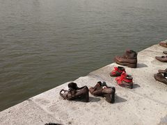 -多瑙河畔鞋履雕塑