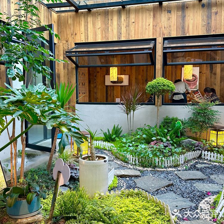 在花园里吃正宗地道的云南菜💐