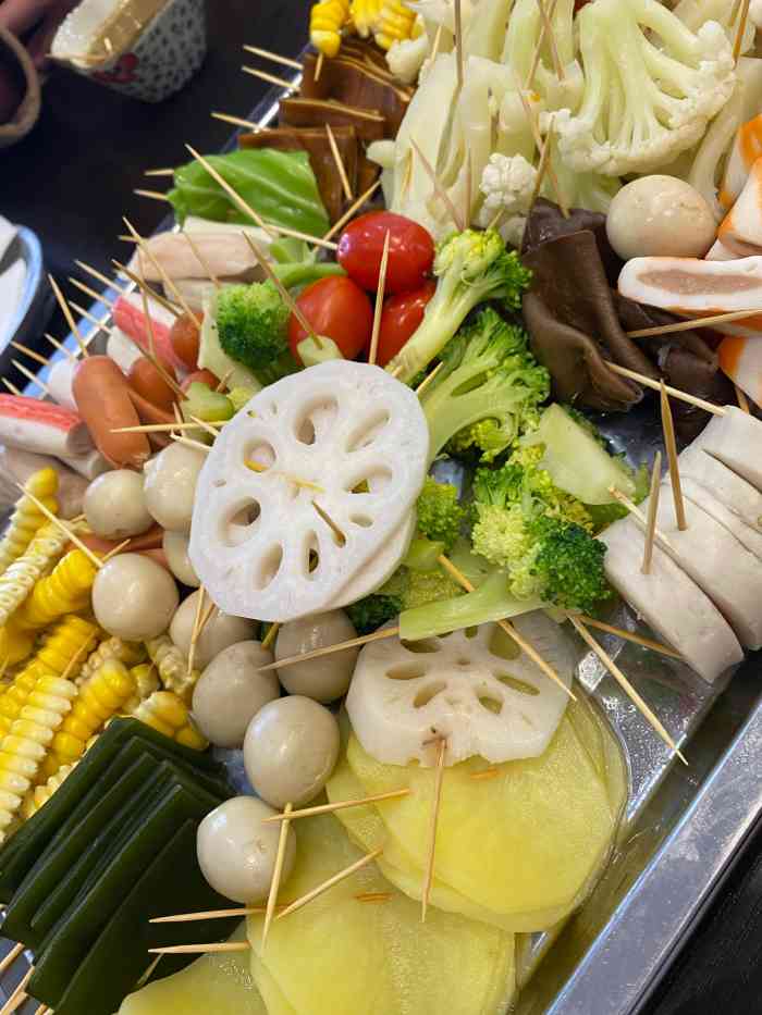 谢智冷沾沾(金牛凯德店)-"服务员非常的差,态度恶劣,而且菜品里很多.