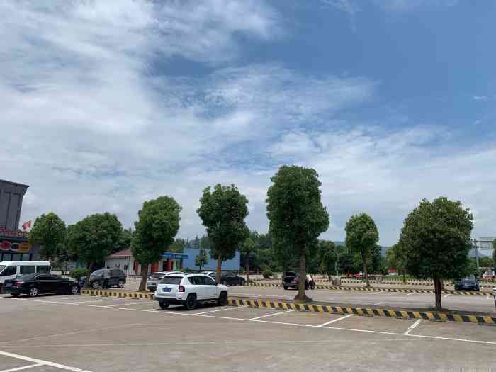 龙游服务区-停车场