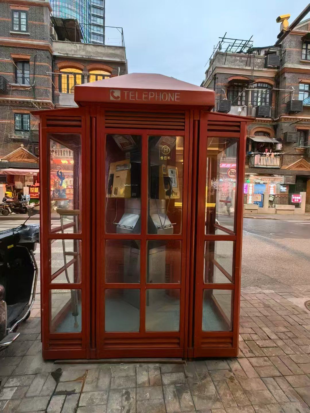 焕发新生的公用电话亭