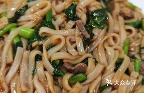 Beef and Gai Lan Stir-Fried Rice Noodles