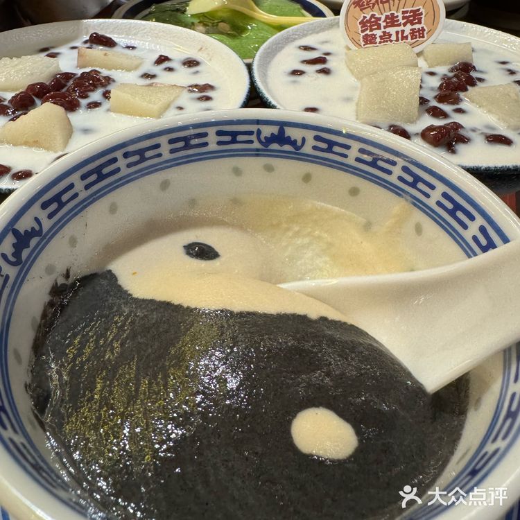 推荐他家的跷脚牛肉锅，里面真的超多牛肉，配上秘制料碟