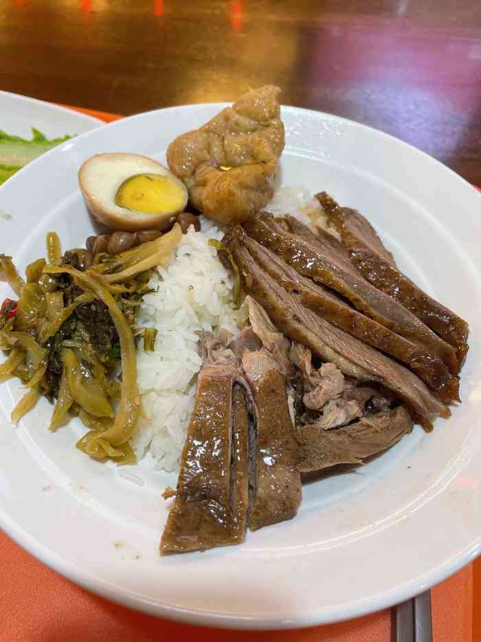 装修风格中规中矩 有点快餐店的感觉 「招牌鹅肉饭」鹅肉挺好吃的 还