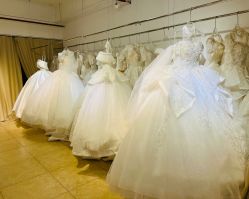 -月月婚纱礼服仓储店(王府井店)