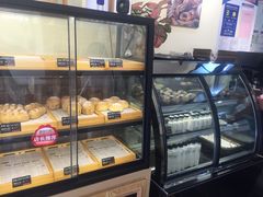 面包甜点陈列柜-啊噗吐呦现场烘焙(麦凯乐店)