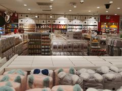 -名创优品(北京新中关购物中心地铁层店)
