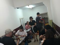 等位区-尹记餐馆(花园店)