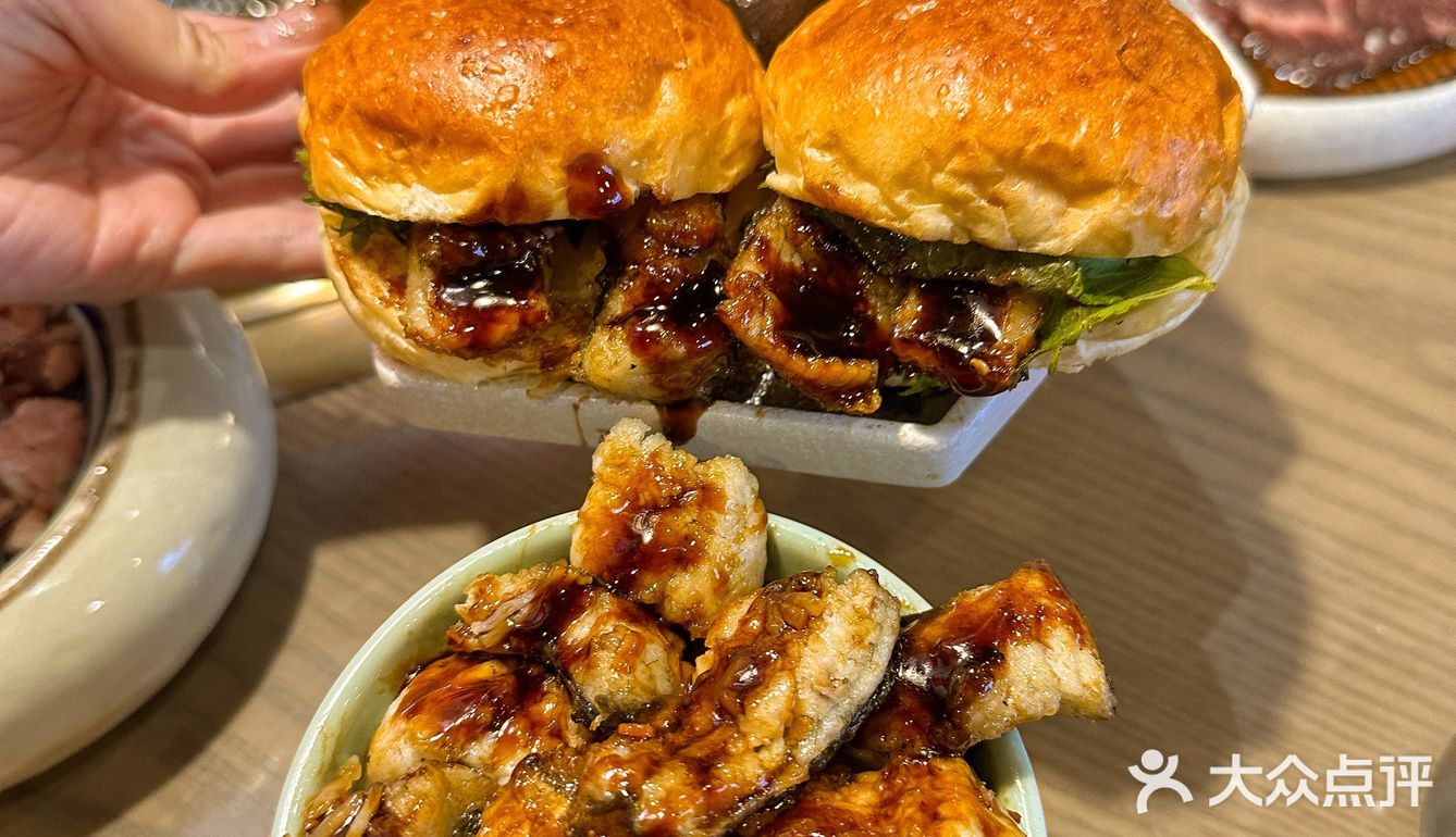 武汉！！鳗鱼饭，鳗鱼小汉堡🍔吼吼吃！！！