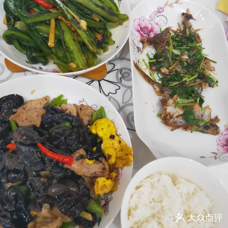 家常菜（木耳炒肉、豆豉油麦菜)）