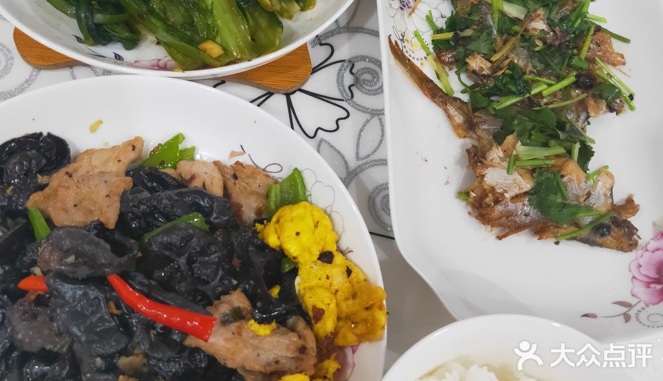 家常菜（木耳炒肉、豆豉油麦菜)）