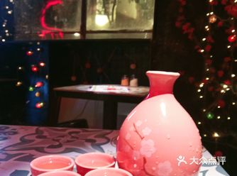 用樱花酿造出的樱花酒，酒汤呈粉色，花香清新