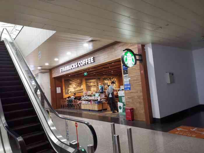 星巴克(青岛流亭机场店)-"带孩子坐飞机,点了水果杯,拿铁和一个芝士.