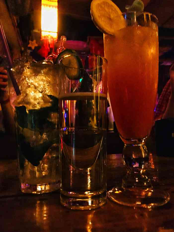 嗨起来小酒馆(吉祥路店)-"环境;hls小酒馆去的是氛围吧,环境一般.